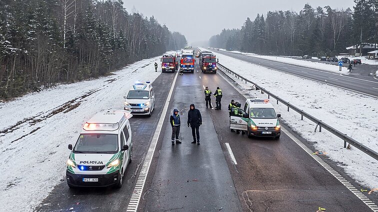 Žinios. Dėl plikledžio Lietuvoje šįryt neišvengta avarijų, Vilniaus–Panevėžio kelias pusdienį buvo uždarytas