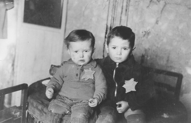 Двое маленьких братьев – Аврам (5 лет) и Эмануэль Розенталь (2 года), позируют для семейной фотографии в Каунасском гетто. Месяцем позже они были депортированы в концлагерь Майданек. Каунас, Литва, февраль 1944 г. Двое маленьких братьев – Аврам (5 лет) и Эмануэль Розенталь (2 года), позируют для семейной фотографии в Каунасском гетто. Месяцем позже они были депортированы в концлагерь Майданек. Каунас, Литва, февраль 1944 г.