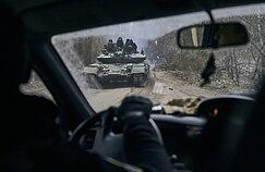 Pro automobilio langą – ukrainiečių tankas su kariais netoli fronto linijos šalia Kremenos (Luhansko sritis)