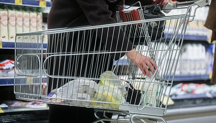 Ekspertai viltingi: Lietuvoje maisto kainos kilo sparčiausiai, čia greičiausiai ir pradės mažėti