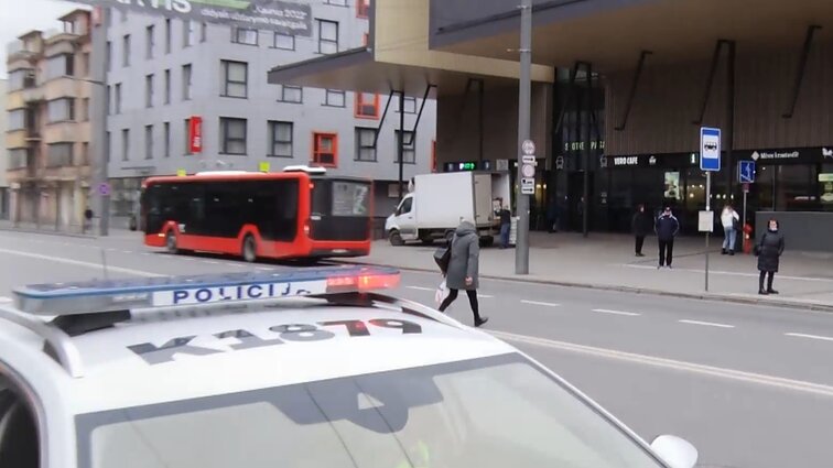 Pėsčiųjų perėjos ir šviesoforo signalai – tik rekomendacija? Pėstieji Kelių eismo taisyklių nesilaikymą teisina patogumu bei skaudančiomis kojomis