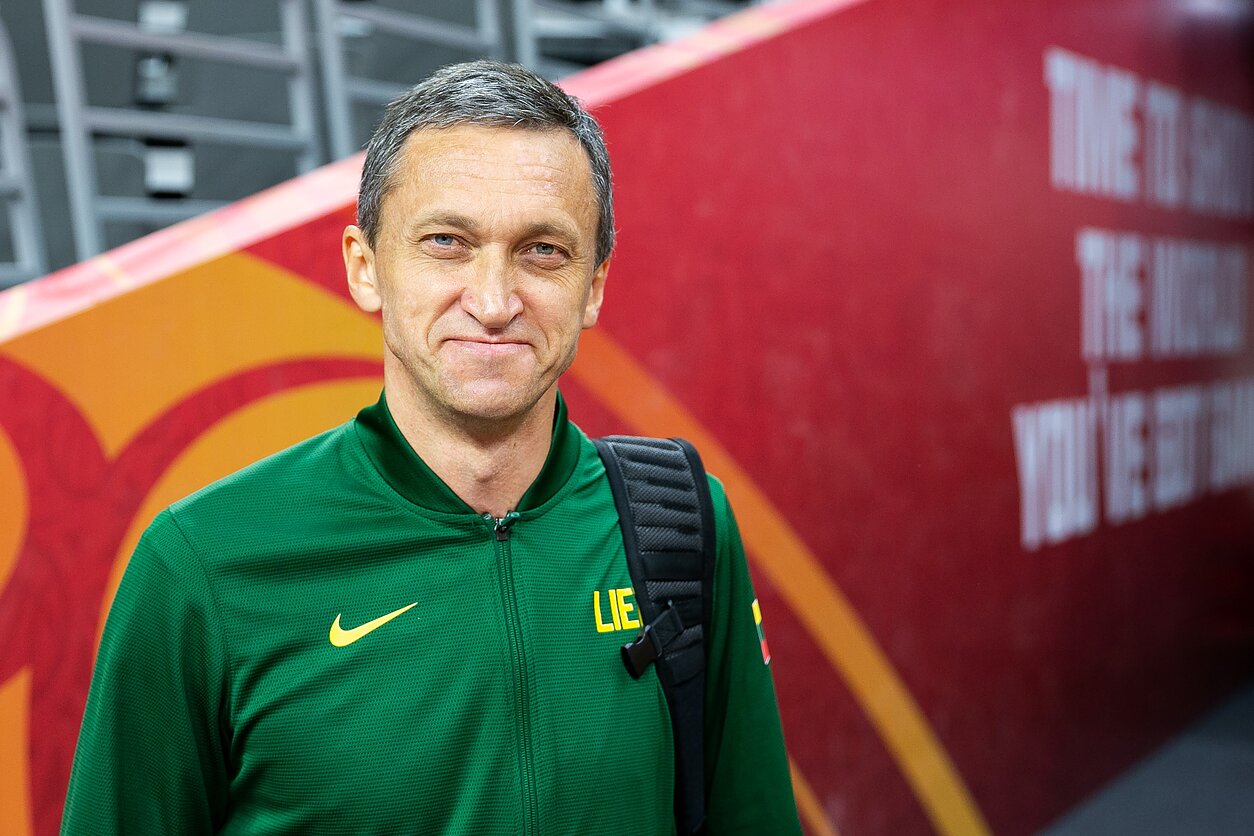 Prof. R. Gudas 2019 m. Lietuvos krepšinio rinktinės treniruotėje Kinijoje Prof. R. Gudas 2019 m. Lietuvos krepšinio rinktinės treniruotėje Kinijoje