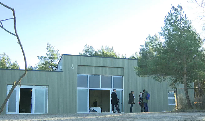 Aistros dėl statinio pajūryje: į prokurorus kreipęsis meras piktinasi nelegaliomis statybomis, pastato nuomininkas atsako – viskas teisėta