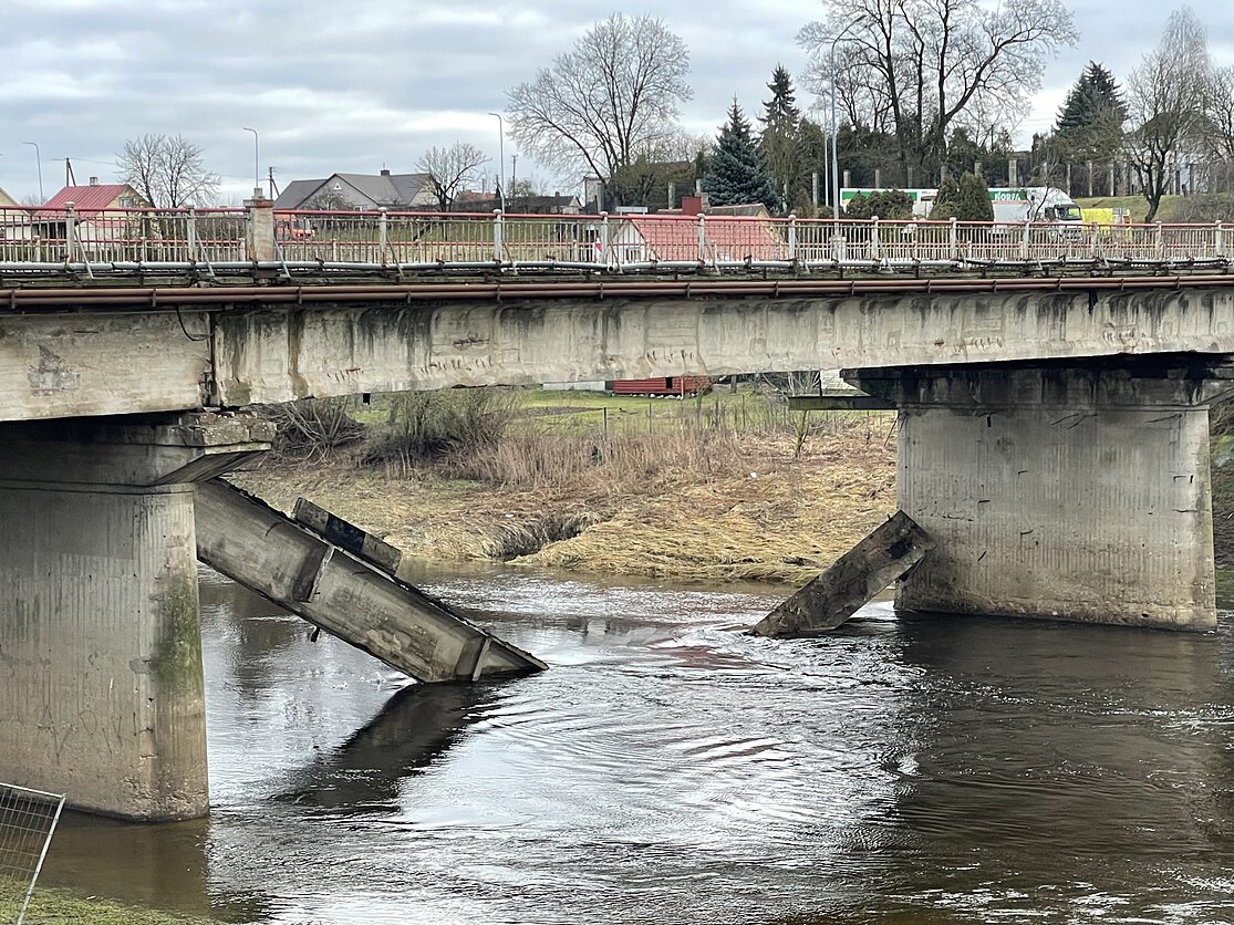 Kėdainiuose įgriuvo avarinės būklės tiltas Kėdainiuose įgriuvo avarinės būklės tiltas