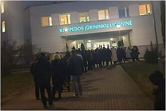 Žmonių eilė prie Klaipėdos jūrininkų ligoninės