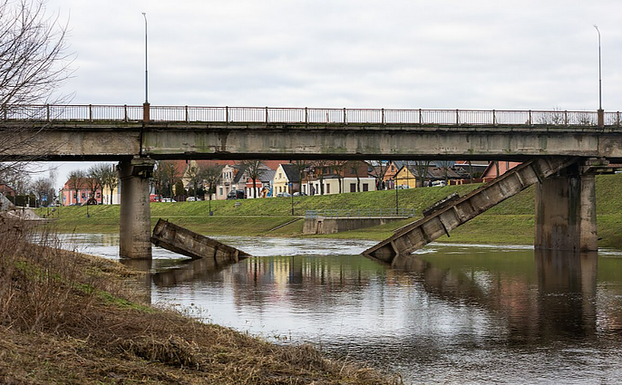 Panorama. Kėdainiuose įgriuvo tiltas per Nevėžį: specialistai vos prieš savaitę pripažino jį saugiu