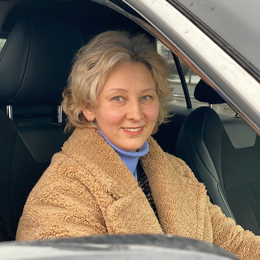 Už Vilniaus. Buhalterė Vilma Kaune su prabangiu automobiliu dirba ir „Bolt“ vairuotoja: dujų balionėlio neturiu, bet kiti vairuotojai turi kastetus