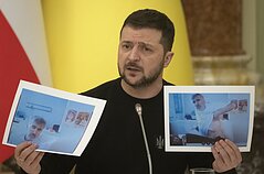 Володимир Зеленський тримає в руках фотографії Михайла Саакашвілі, який перебуває в ув'язненні в Грузії