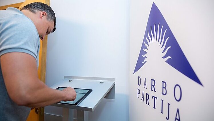 Politologų vertinimu, sutapimu tai vadinti sunku: Darbo partijos plakatuose įžvelgė Luhansko žemėlapį