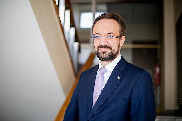 Šimkus: šiais metas kalbėti apie palūkanų mažinimą neverta, ECB palūkanų normas gali didinti dar bent du kartus