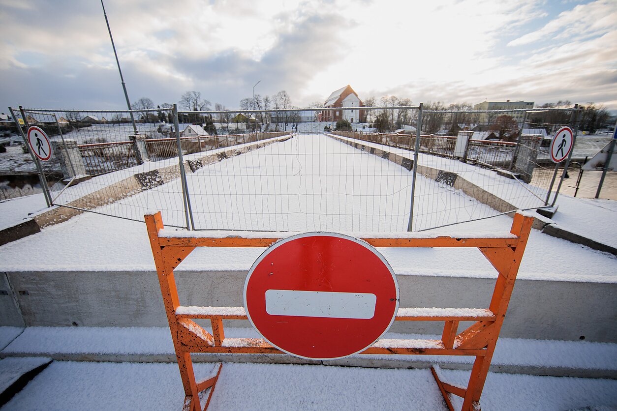 Įgriuvęs tiltas Kėdainiuose kelia rūpesčių miesto gyventojams, fotografuota 2025 metų žiemą