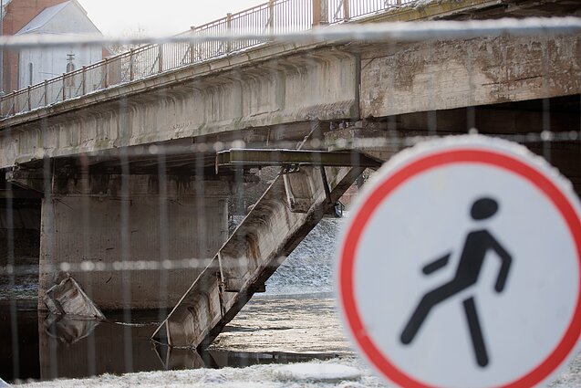 Įgriuvęs tiltas Kėdainiuose kelia rūpesčių miesto gyventojams, fotografuota 2025 metų žiemą