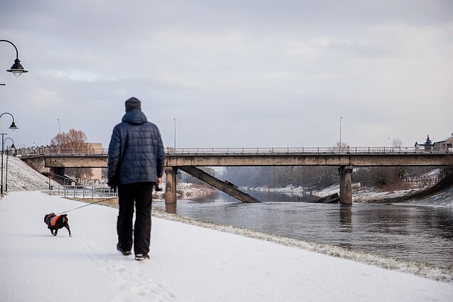 Įgriuvęs tiltas Kėdainiuose kelia rūpesčių miesto gyventojams, fotografuota 2025 metų žiemą