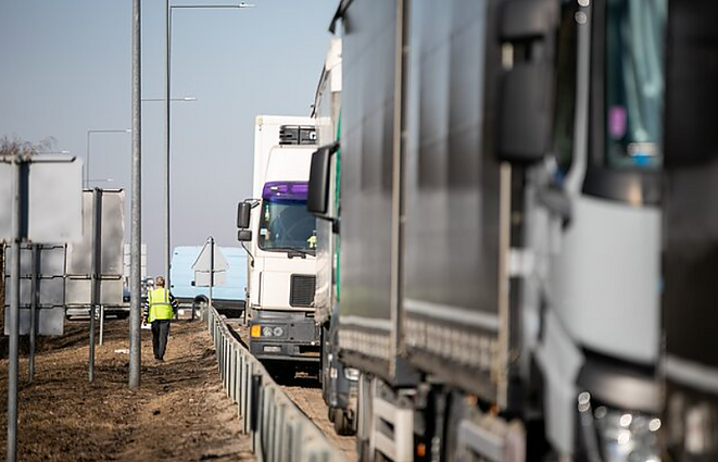 Lenkų ūkininkų kelių blokados netoli Ukrainos pasienio punktų: protestuotojai neleidžia pravažiuoti sunkvežimiams