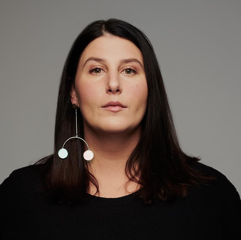 Kultūros savaitė. Sėskim ir pakalbėkim. Meno komunikacijos specialistė Stefanija Jokštytė: patys sukuriame menininko kultą ir po to su tuo kovojame