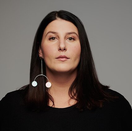 Kultūros savaitė. Sėskim ir pakalbėkim. Meno komunikacijos specialistė Stefanija Jokštytė: patys sukuriame menininko kultą ir po to su tuo kovojame