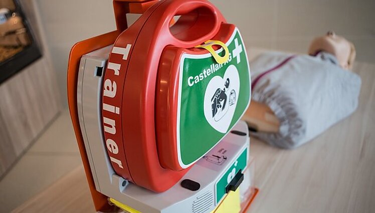 Šalyje vis dar per mažai defibriliatorių: trūksta ne tik masinių susibūrimų vietose, bet ir įmonėse