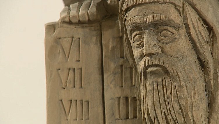 Menora. Skulptūros „Platelių Mozė“ interpretacijos