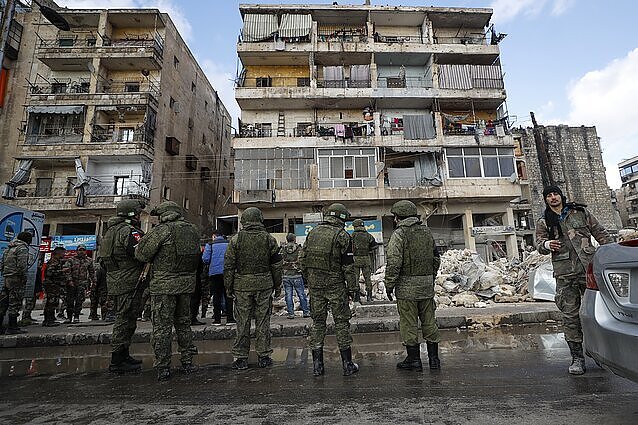 Turkiją ir Siriją sudrebinusių požeminių smūgių aukų skaičius jau perkopė 5 tūkst.