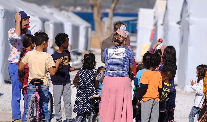 Šventadienio mintys. Juoko galia prieš pasaulio negandas: Raudonųjų nosių klounai keliauja ir į pabėgėlių stovyklas