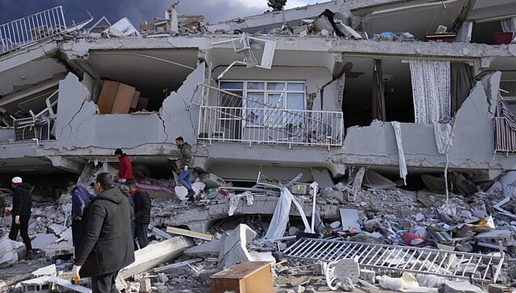 Svarbi valanda. Lenktynės su laiku: po žemės drebėjimų Turkijoje ir Sirijoje skubama iš griuvėsių traukti žmones