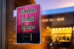 Performansas, vykęs šalia LNOBT vasario 10-ą dieną. LNOBT darbuotojai toliau reiškia palaikymą Jonui Sakalauskui