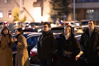 Performansas, vykęs šalia LNOBT vasario 10-ą dieną. LNOBT darbuotojai toliau reiškia palaikymą Jonui Sakalauskui