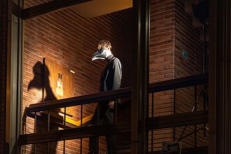 Performansas, vykęs šalia LNOBT vasario 10-ą dieną. LNOBT darbuotojai toliau reiškia palaikymą Jonui Sakalauskui