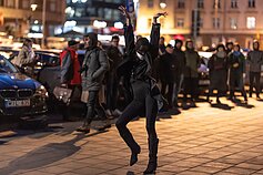 Performansas, vykęs šalia LNOBT vasario 10-ą dieną. LNOBT darbuotojai toliau reiškia palaikymą Jonui Sakalauskui