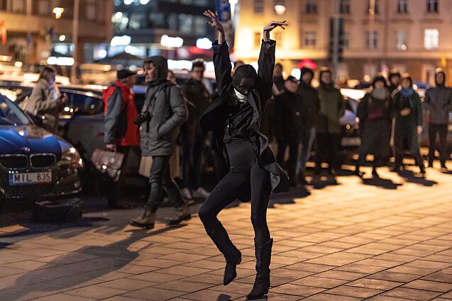 Performansas, vykęs šalia LNOBT vasario 10-ą dieną. LNOBT darbuotojai toliau reiškia palaikymą Jonui Sakalauskui
