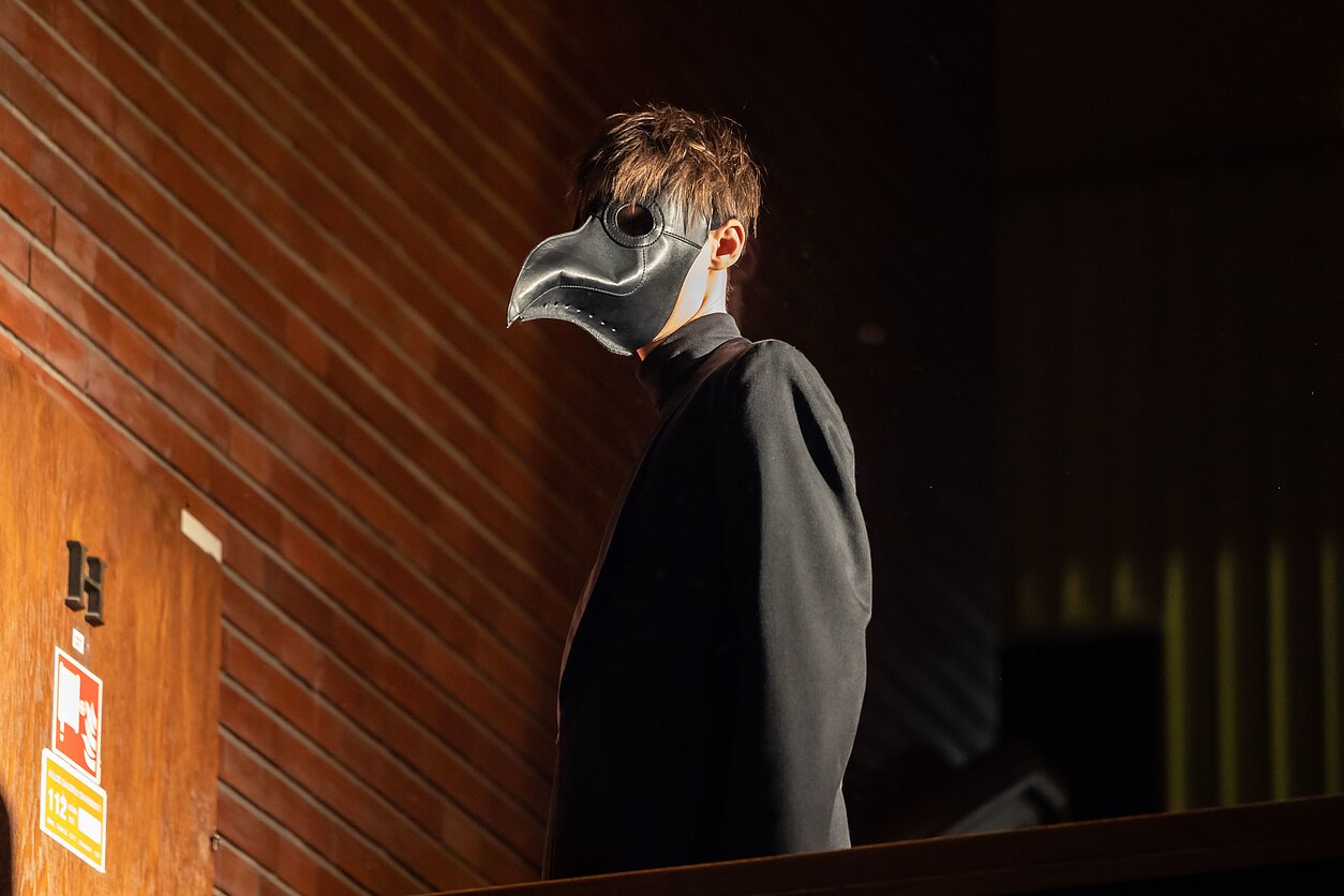 Performansas, vykęs šalia LNOBT vasario 10-ą dieną. LNOBT darbuotojai toliau reiškia palaikymą Jonui Sakalauskui