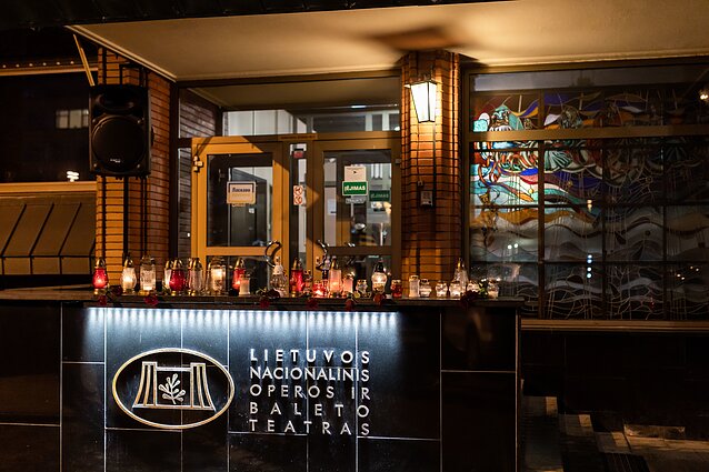 Performansas, vykęs šalia LNOBT vasario 10-ą dieną. LNOBT darbuotojai toliau reiškia palaikymą Jonui Sakalauskui