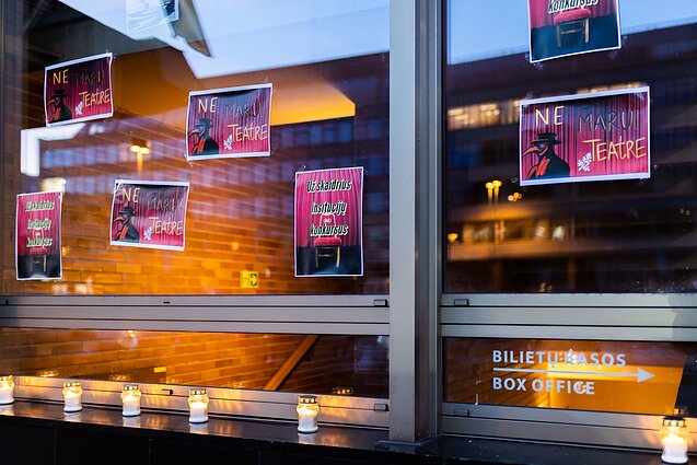 Performansas, vykęs šalia LNOBT vasario 10-ą dieną. LNOBT darbuotojai toliau reiškia palaikymą Jonui Sakalauskui