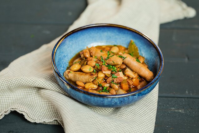 Prancūziškas pupelių ir dešrelių troškinys