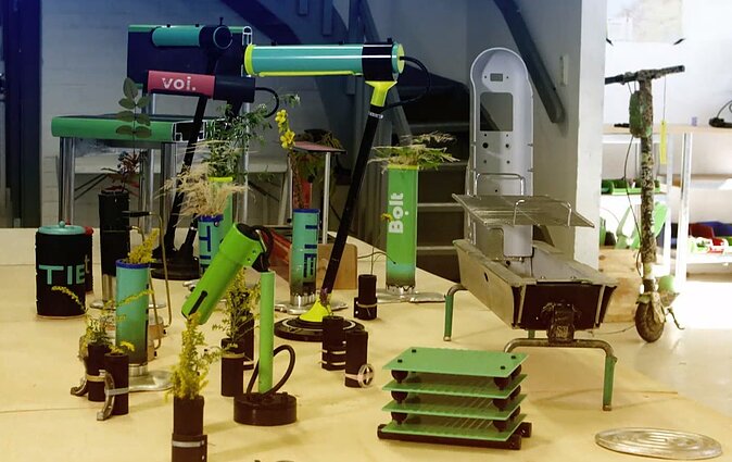 Euromaxx. Antras elektriniu paspirtuku r dviraciu gyvenimas: švedu dizaineris iš nebereikalingu transporto priemoniu kuria baldus