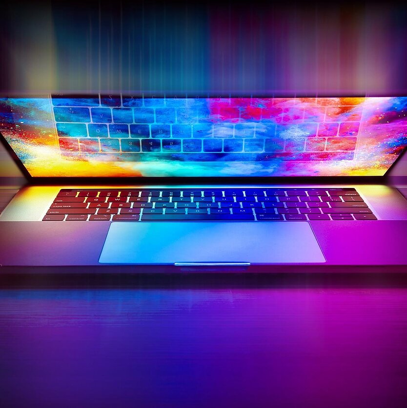 Paraštės. Kokia pornografijos įtaka santykiams? Mintimis dalijasi psichologė-seksologė Laura Butvilaitė ir psichologė Miglė Motiejūnė