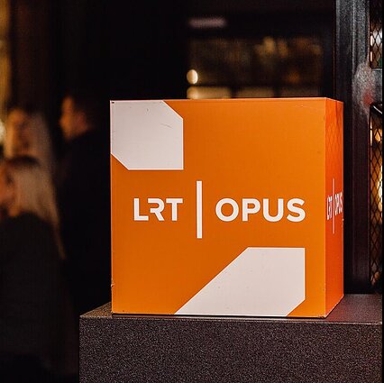 Tarp gatvių. Švenčiame Pasaulinę radijo dieną kartu - pažintis su bendruomenės radijais „Radio Vilnius“ ir „Palanga Street radio“