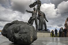 Naikinamas paminklas rusų ir ukrainiečių tautų draugystei Kyjive Naikinamas paminklas rusų ir ukrainiečių tautų draugystei Kyjive