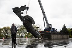 Naikinamas paminklas rusų ir ukrainiečių tautų draugystei Kyjive Naikinamas paminklas rusų ir ukrainiečių tautų draugystei Kyjive