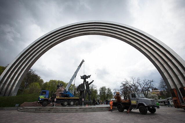 Naikinamas paminklas rusų ir ukrainiečių tautų draugystei Kyjive Naikinamas paminklas rusų ir ukrainiečių tautų draugystei Kyjive