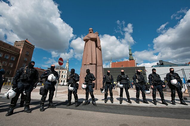Policija budi akcijoje prieš sovietų paminklų demontavimą Rygoje Policija budi akcijoje prieš sovietų paminklų demontavimą Rygoje