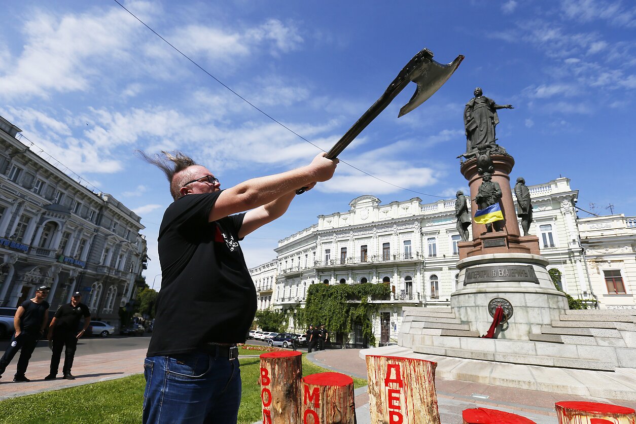 Ukrainiečiai reikalauja nugriauti paminklą imperatorienei Jekaterinai II Odesoje 2022 m. spalį