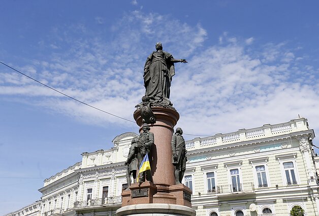 Ukrainiečiai reikalauja nugriauti paminklą imperatorienei Jekaterinai II Odesoje 2022 m. spalį Ukrainiečiai reikalauja nugriauti paminklą imperatorienei Jekaterinai II Odesoje 2022 m. spalį