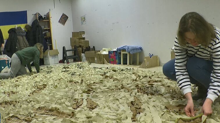 Vilniuje tinklus Ukrainos karių maskuotei rezgantys savanoriai: mums svarbiausia, kad tinklai padeda gelbėti gyvybes