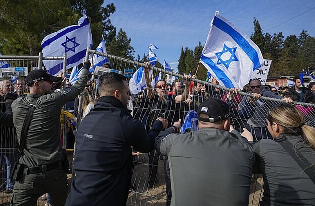 Žinios. Izraelyje tūkstančiai žmonių protestuoja prieš teismų reformas
