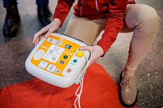 Mokymai, kaip naudotis defibriliatoriumi. Pirmoji pagalba. Defibriliatorius