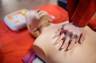 Mokymai, kaip naudotis defibriliatoriumi. Pirmoji pagalba. Defibriliatorius