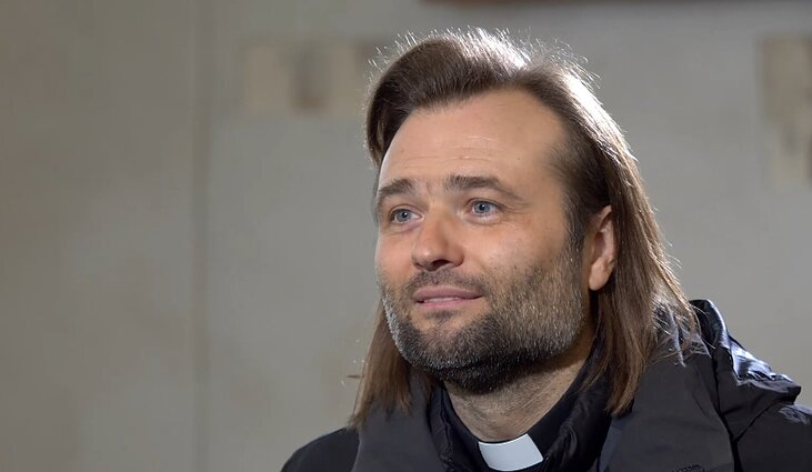 Pamatines vertybes šių laikų kalba perteikti siekiantis kunigas Toliatas: esame apšildanti komanda Kristui