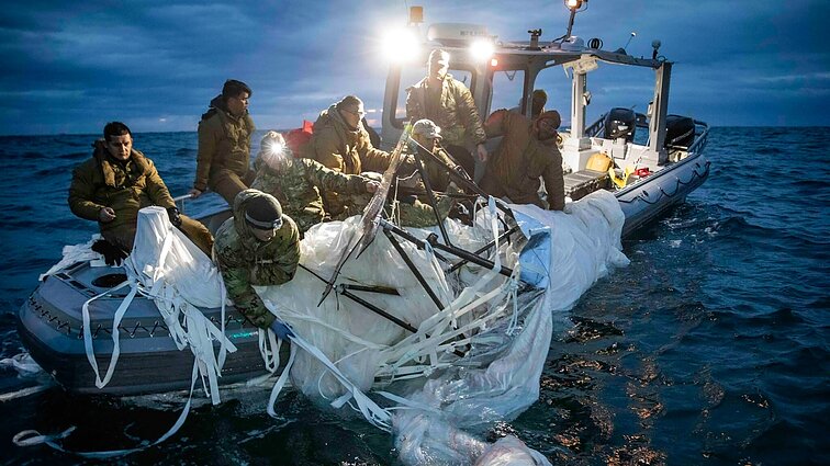 Žinios. JAV kariuomenė teigia iš vandenyno ištraukusi svarbias, kaip manoma, Kinijos šnipinėjimo baliono dalis
