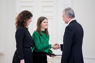 Prezidentūroje įteiktos Nacionalinės premijos. Manto Kvedaravičiaus sesuo Jurga Arustienė ir dukra Tėja Kvedaravičiūtė